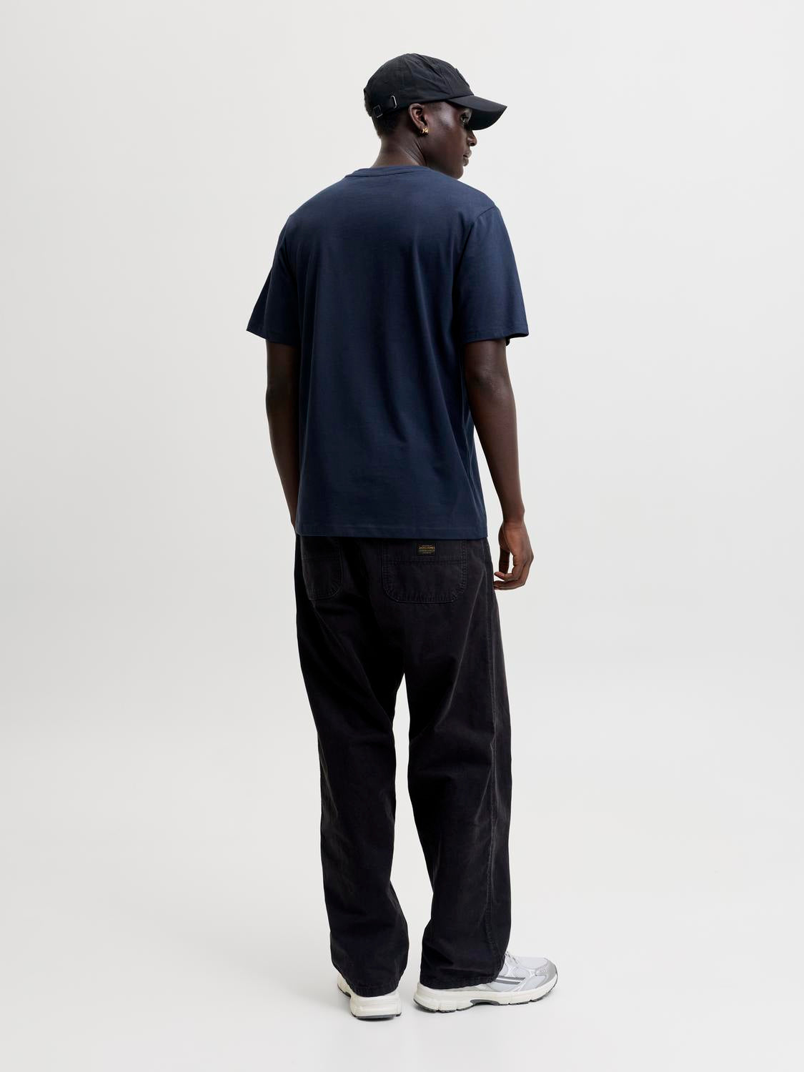 model_shot-back